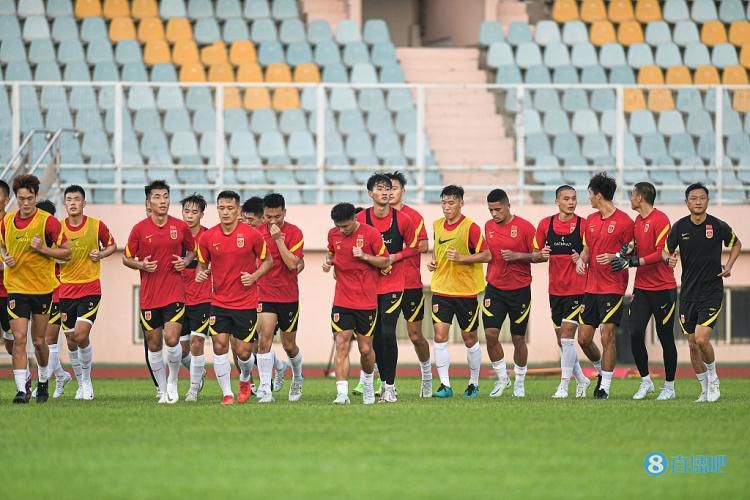 从“死磕”第一炉铁水、到钻研低硅铁，由始至终，共和国钢铁工人把国家利益放在第一位，用百折不回的信念之力，深扎于新中国钢铁生命线上